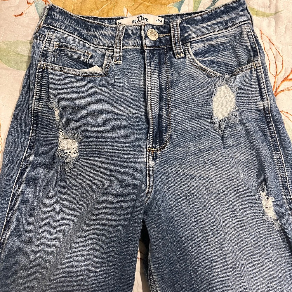 Hollister Women's High Rise Light Blue Mom Jean- Size 0S (Short)